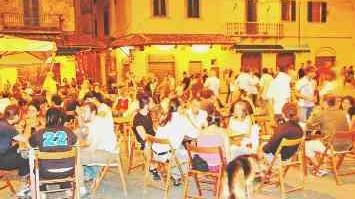 Giovani seduti ai tavoli su piazza della Sala fino a tarda notte