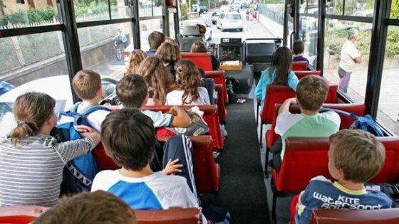 Studenti in bus verso la scuola