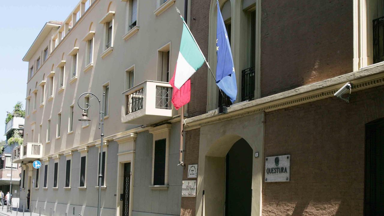 Reggio Emilia, minaccia di sfregiarla con l'acido e la segue in questura: arrestato