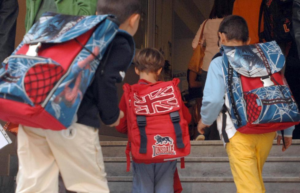 Cancelli della scuola chiusi, studenti in attesa sulla via 