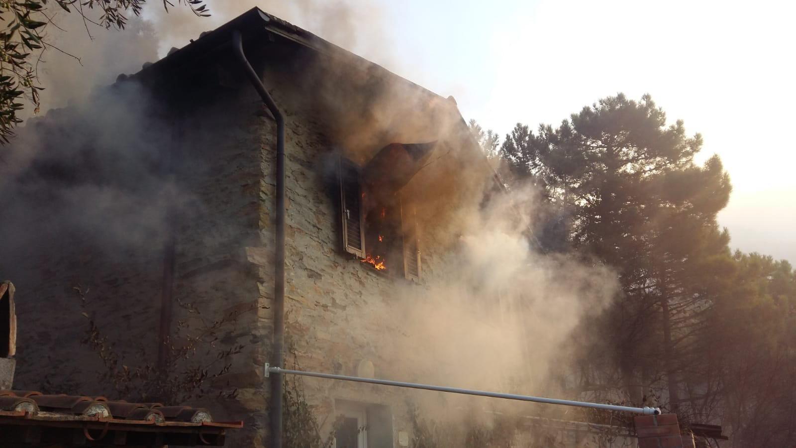 Monte Serra: «Quelle fiamme all’improvviso, così ho visto bruciare la mia casa» - Video