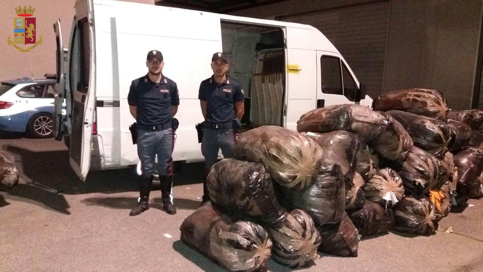 Gli scarti tessili sequestrati dalla polizia stradale
