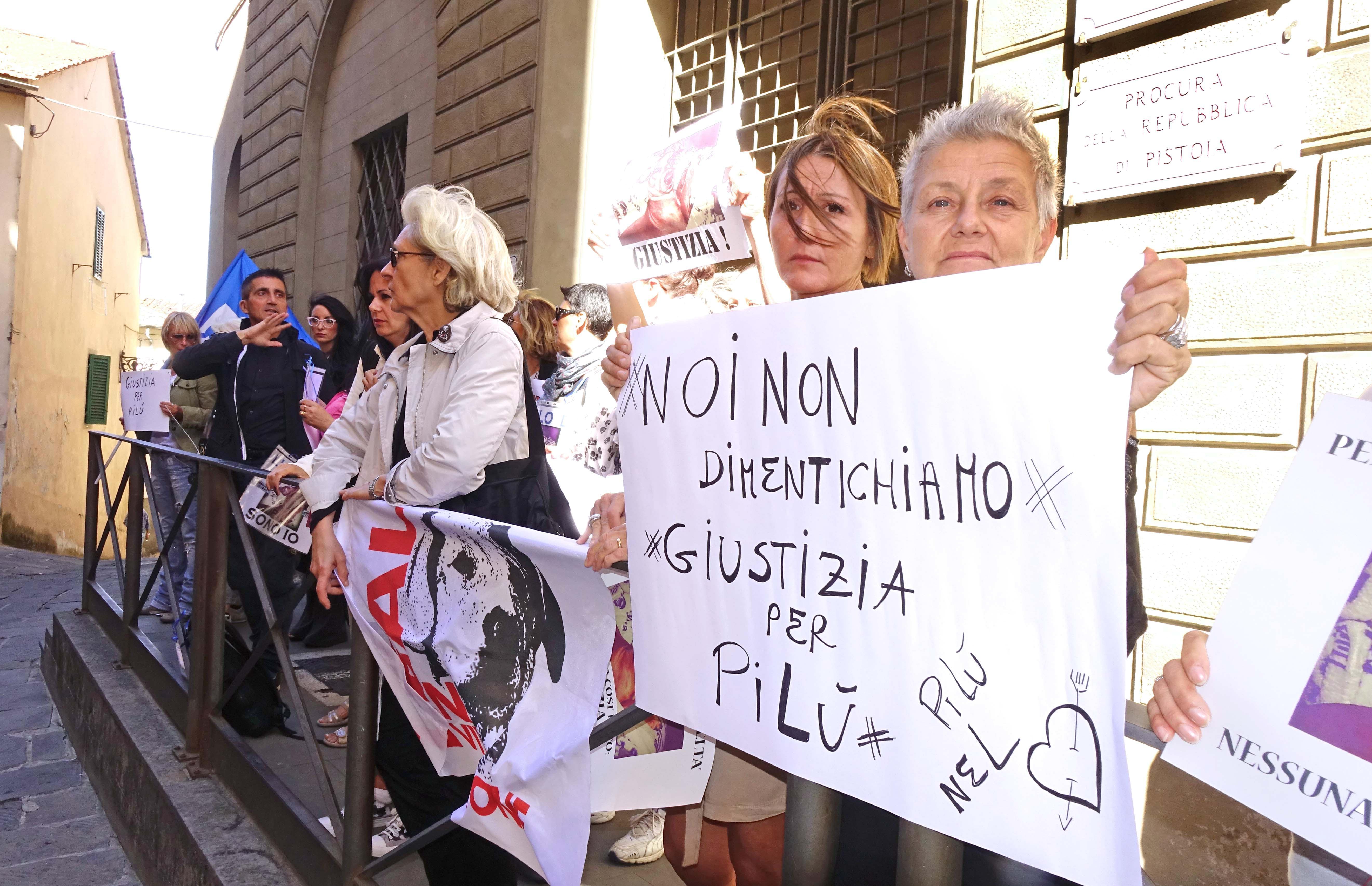Animalisti in piazza per Pilù, ma il processo non parte 