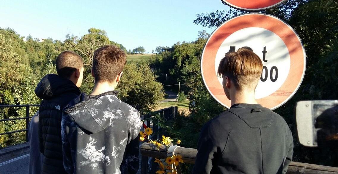 I ragazzi depongono i fiori per l'amico ucciso