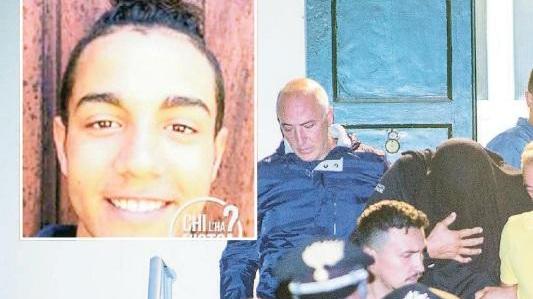 Giuseppe Balboni nel riquadro e accanto il suo assassino si copre il viso