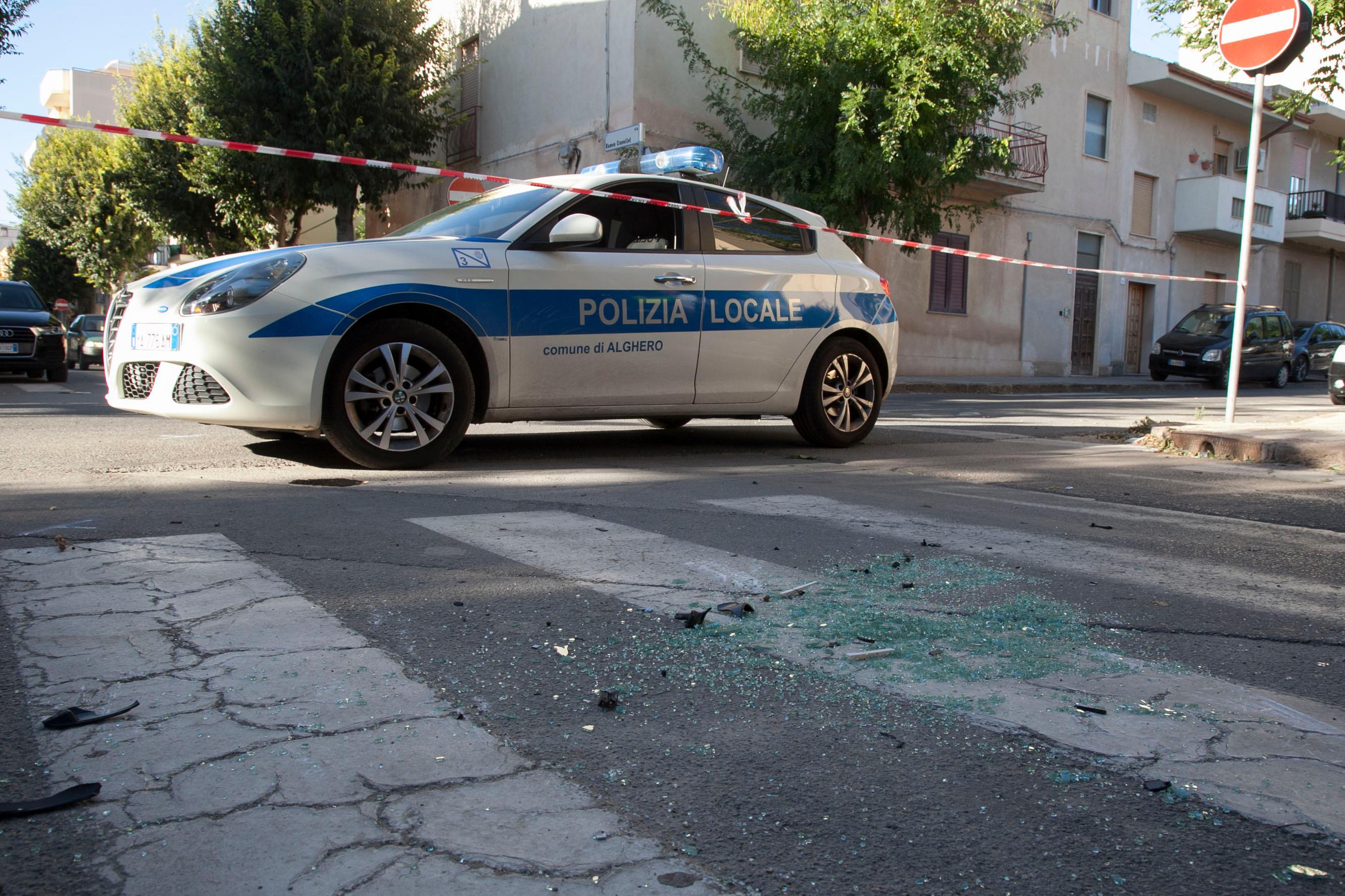 L'auto dei vigili sul luogo dell'incidente (foto Salaris)