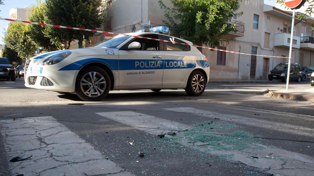 L'auto dei vigili sul luogo dell'incidente (foto Salaris)