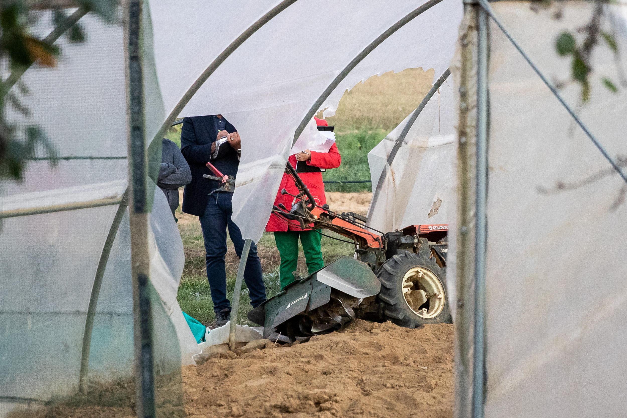 Un dettaglio della macchina agricola ribaltata 