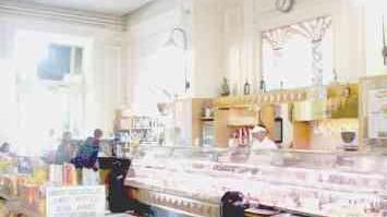 Il bar Buffet della stazione e accanto la sequenza delle immagini che mostrano l’intrusione del giovane all’interno degli uffici dell’esercizio