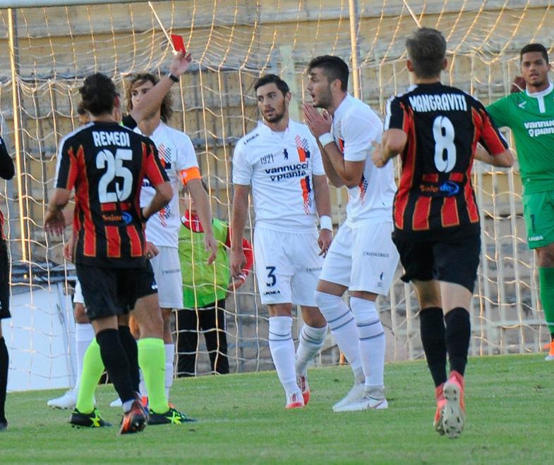 L'espulsione di Dossena nel primo tempo