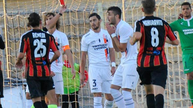L'espulsione di Dossena nel primo tempo