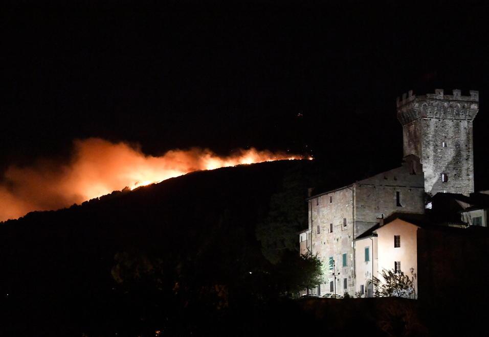 Emergenza senza fine Un’altra notte di fuoco fuori dalle proprie case 