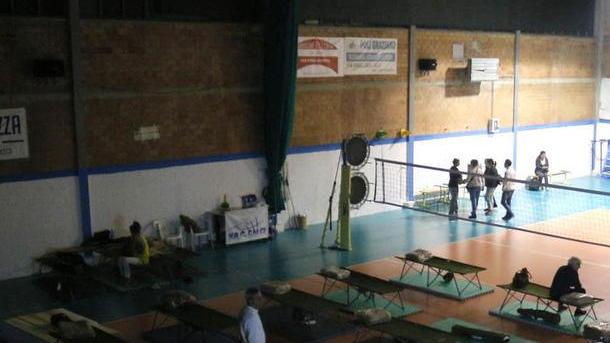 «In pochi attimi l’incendio ha avvolto tutto e siamo stati costretti a rifugiarci in palestra»