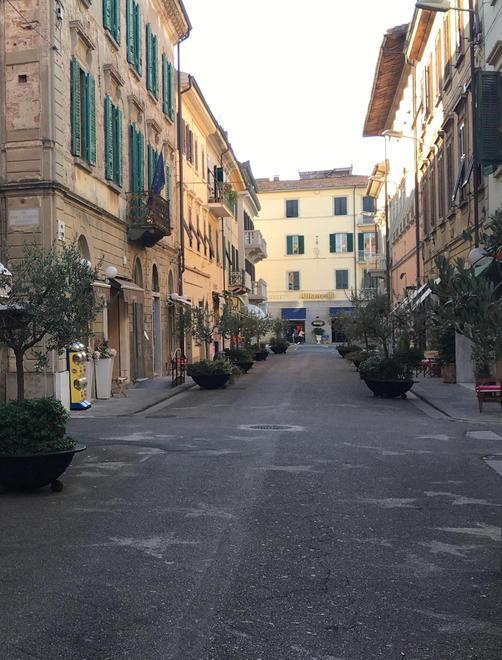 Derubata della collana da due giovani in una strada del centro 