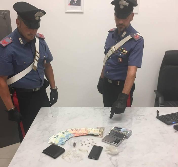 Vende droga poi fugge in bici giovane finisce in manette 