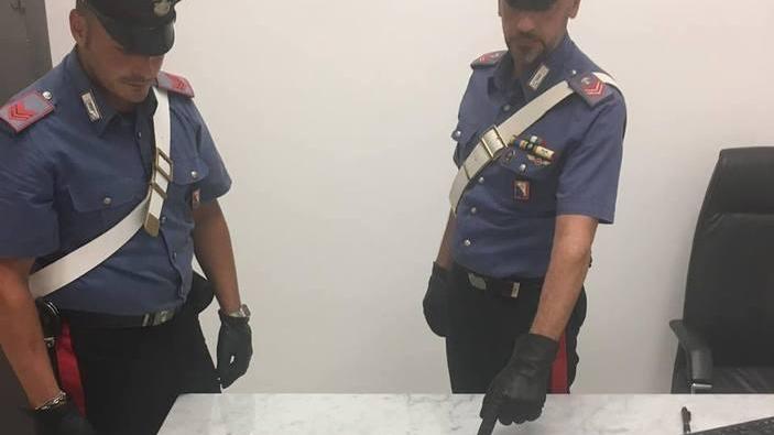 Vende droga poi fugge in bici giovane finisce in manette