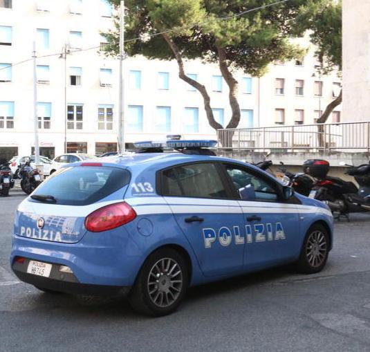 Controlli straordinari della polizia di Stato fermate 35 auto 