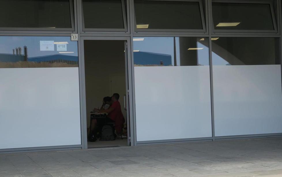 Enriques, aule nei fondi dei negozi con le porte aperte sul marciapiede 