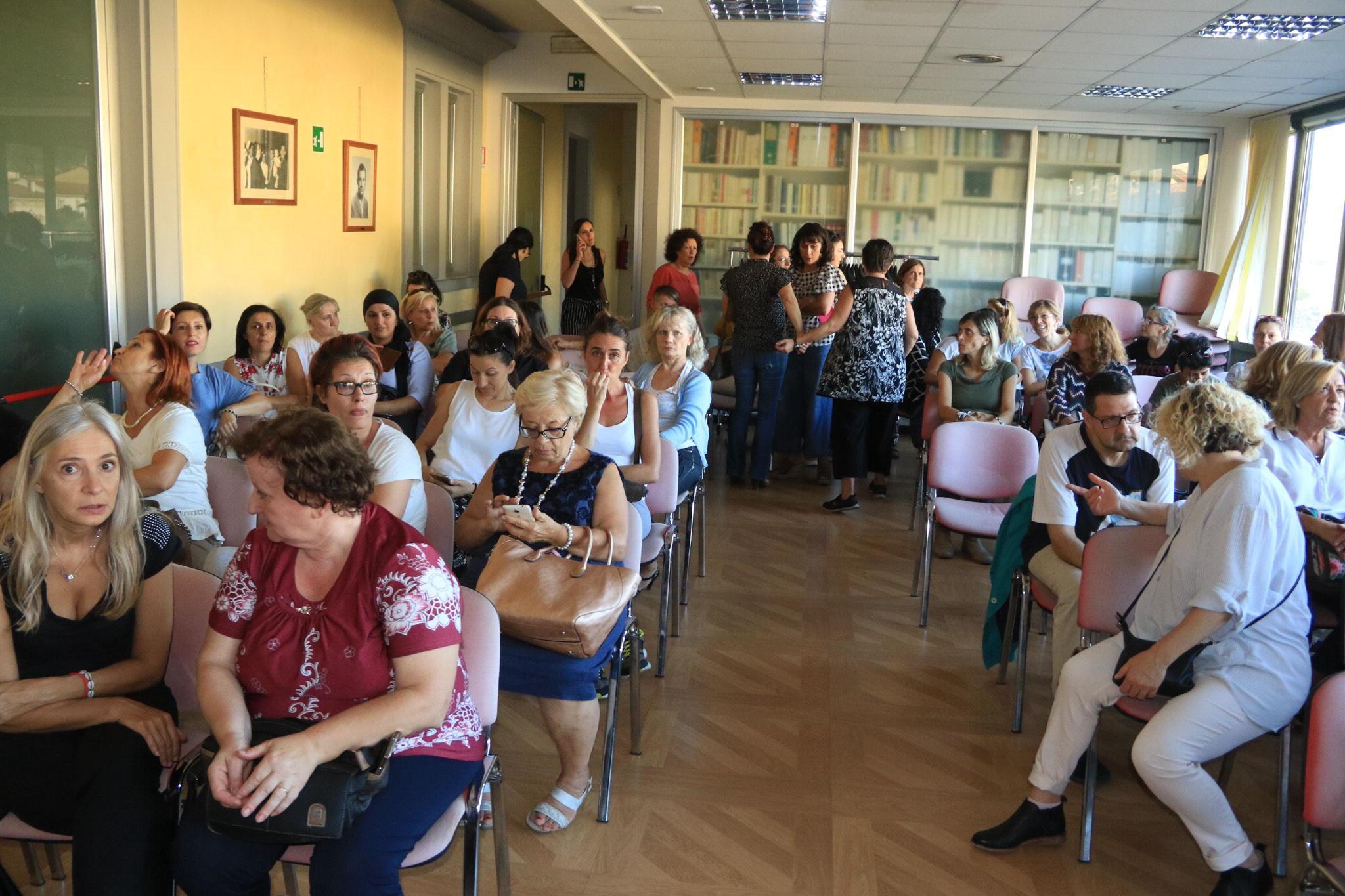 L’assemblea delle lavoratrici della mensa che si è svolta alla Camera del lavoro (foto sproviero/batavia)
