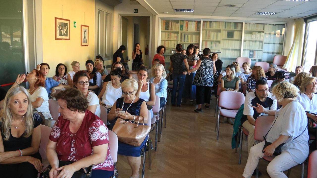 L’assemblea delle lavoratrici della mensa che si è svolta alla Camera del lavoro (foto sproviero/batavia)