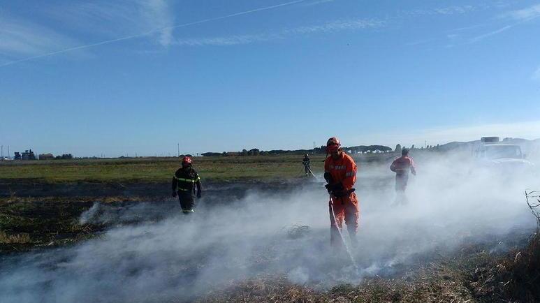 Incendio nei campi della zona di Caldanelle