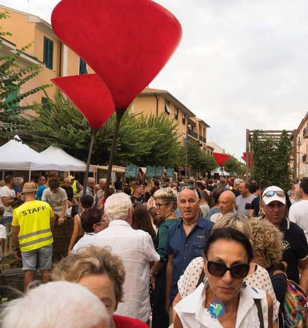 Spettacolo e musica oltre al “vino e all’uva” Una folla nella ztl 