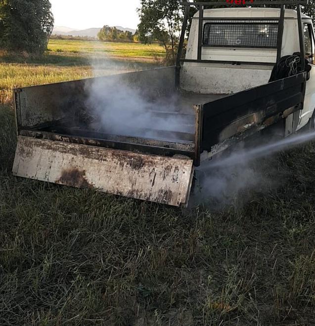 Un camion va a fuoco con tutto il suo carico 