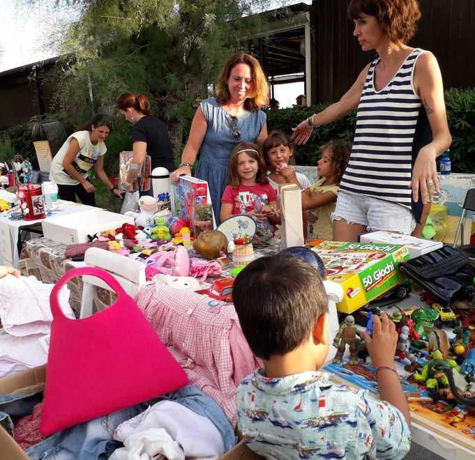 Mercatino dei ragazzi boom In tanti per aiutare i disabili 
