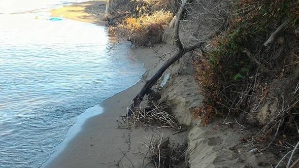 L’erosione divora la costa ma i lavori arrivano tra 2 anni
