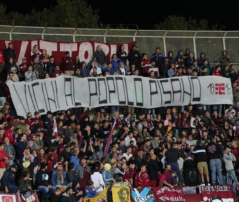 Tifo senza sosta e un bello striscione per i pisani