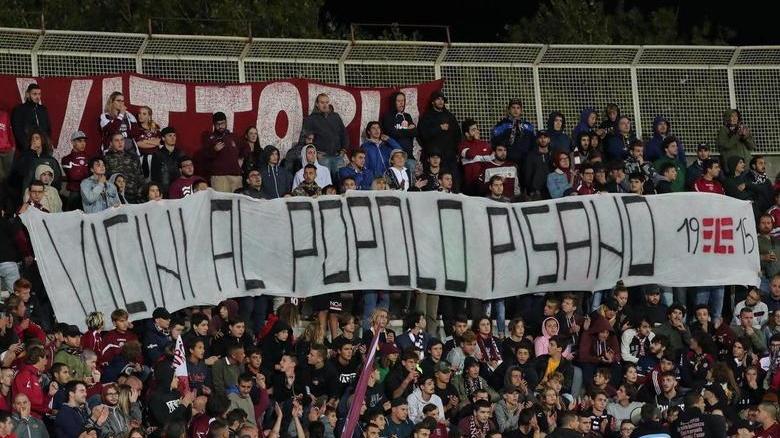 Tifo senza sosta e un bello striscione per i pisani