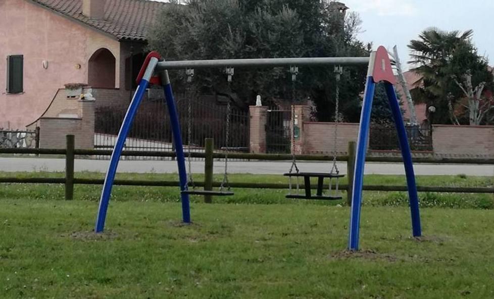 Atto vandalico nel parco giochi L’area è chiusa al pubblico 
