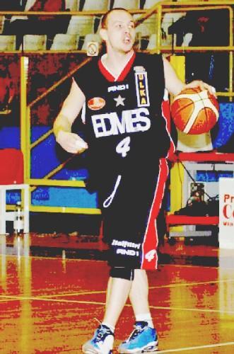 Potrebbe essere Davide Parente (qui con la maglia di Pavia) il playmaker a cui coach Angelucci affiderà la regia della squadra