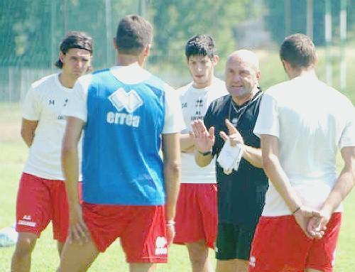 L’allenatore Giancarlo Favarin spiega la tattica ai suoi giocatori (Vip)
