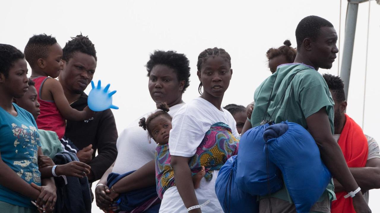 Migranti, l’isola insorge: «Non vogliamo i lager» 