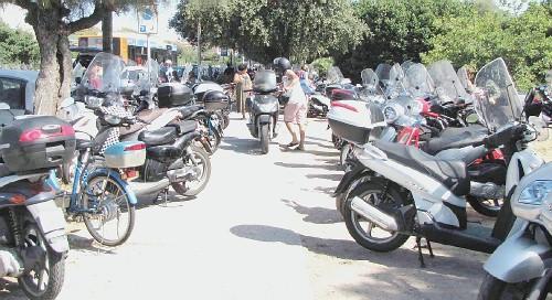 Motorini parcheggiati sul marciapiede del lungomare e la sosta selvaggia sul controviale