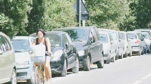 Auto parcheggiate lungo le strade del litorale