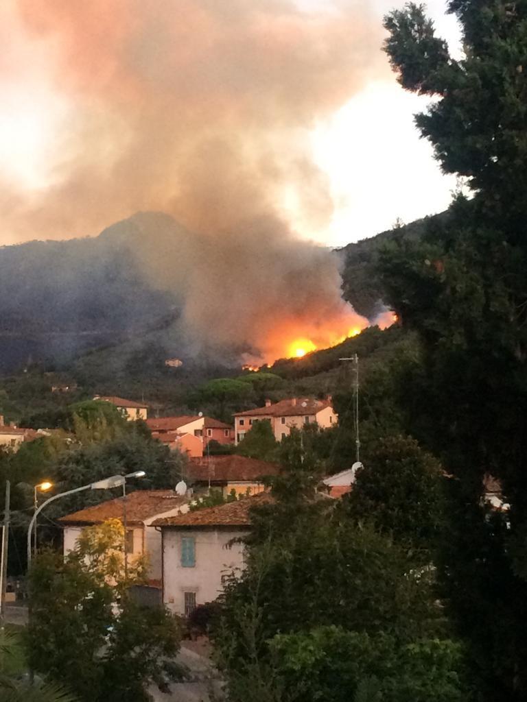 Le fiamme minacciano Lugnano