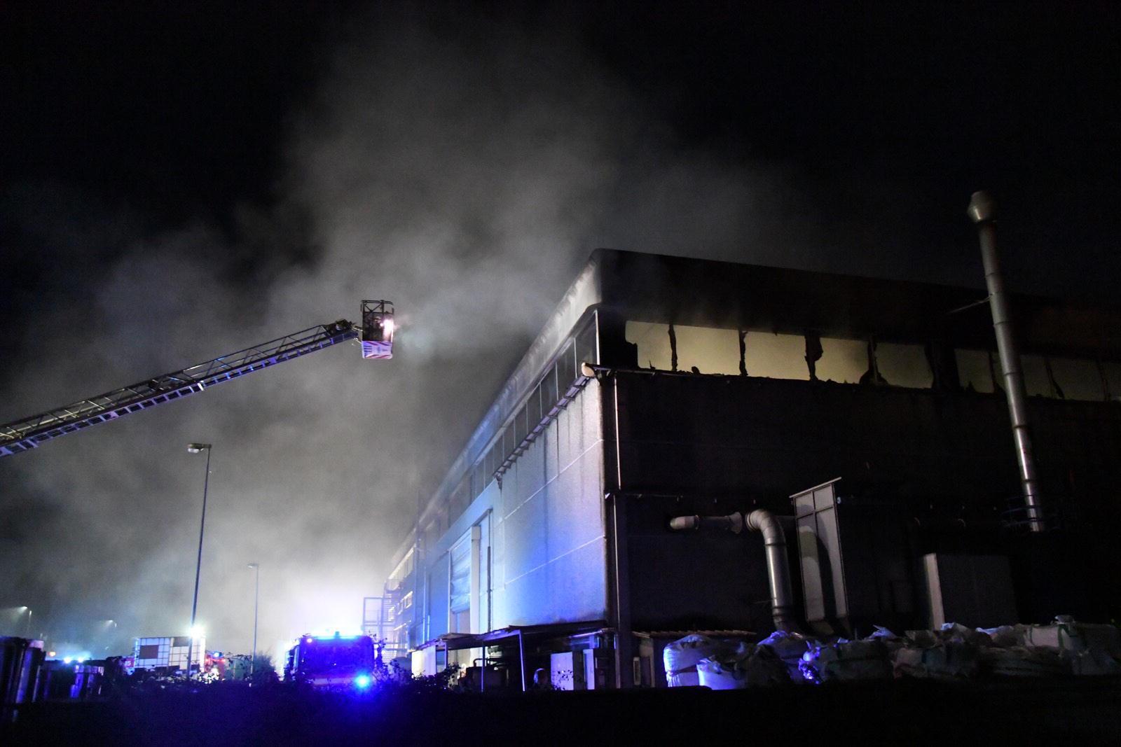 Vigili del fuoco al lavoro nella notte per spegnere l'incendio nel capannone di rifiuti industriali