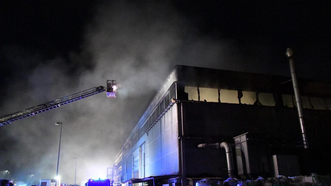 Vigili del fuoco al lavoro nella notte per spegnere l'incendio nel capannone di rifiuti industriali