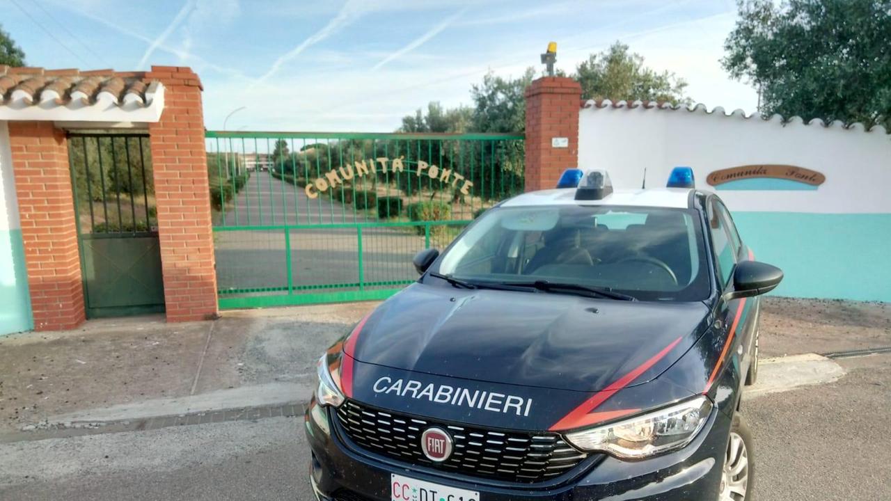 I carabinieri davanti alla comunità di Uta
