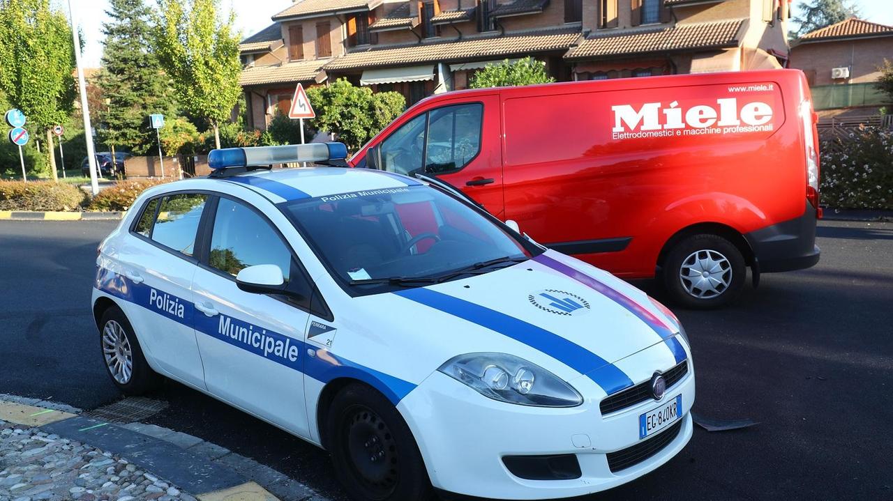 Scontro tra auto dei vigili e furgone