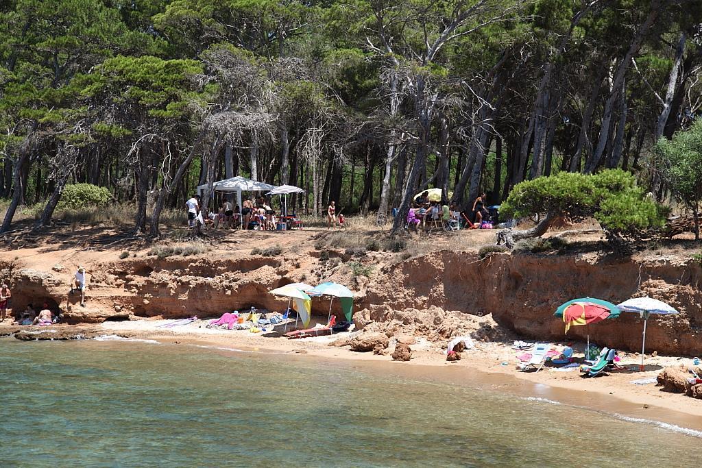 Alghero: «Via le sigarette dalle spiagge della Riviera» 