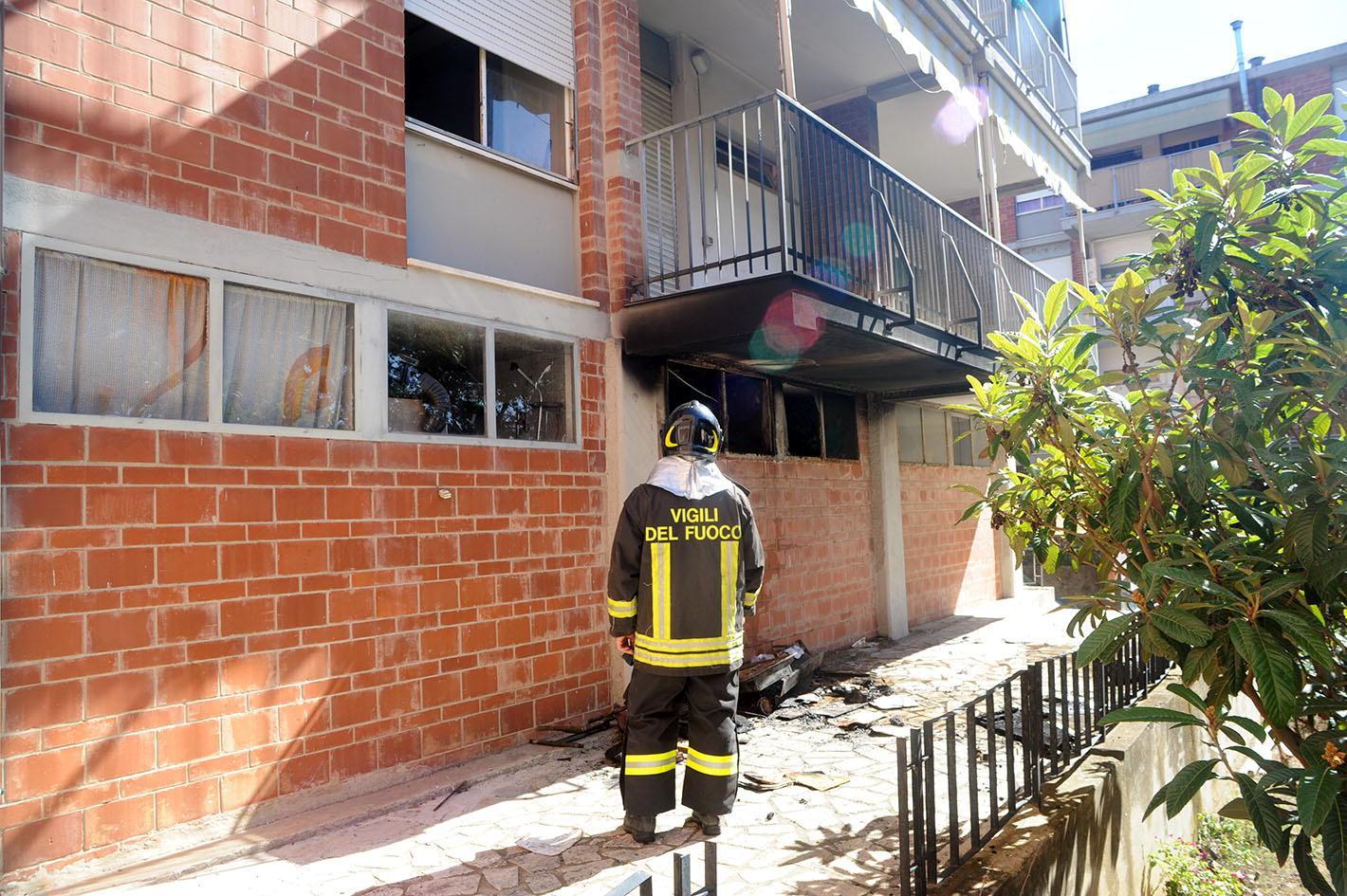 L'incendio nella palazzina in via Tobagi (foto Paolo Barlettani)