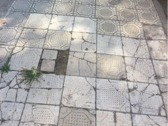 Marciapiedi a pezzi, ma al Comune mancano i soldi per gli interventi 