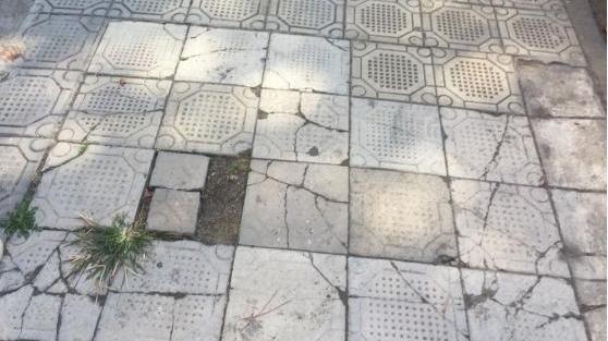 Marciapiedi a pezzi, ma al Comune mancano i soldi per gli interventi