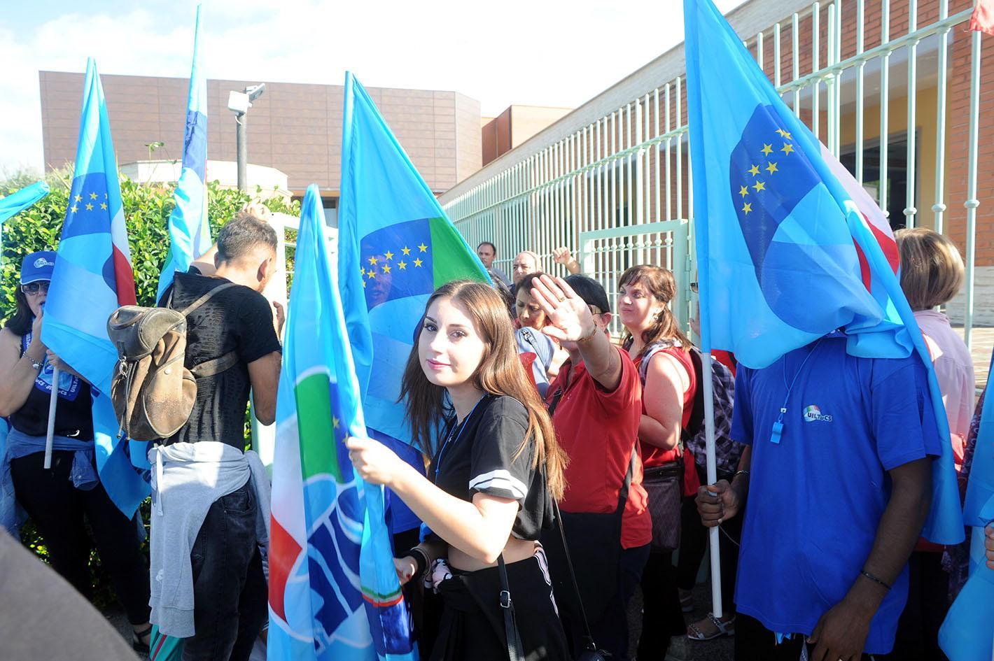 Protesta dei lavoratori Coop davanti alla sede di Vignale