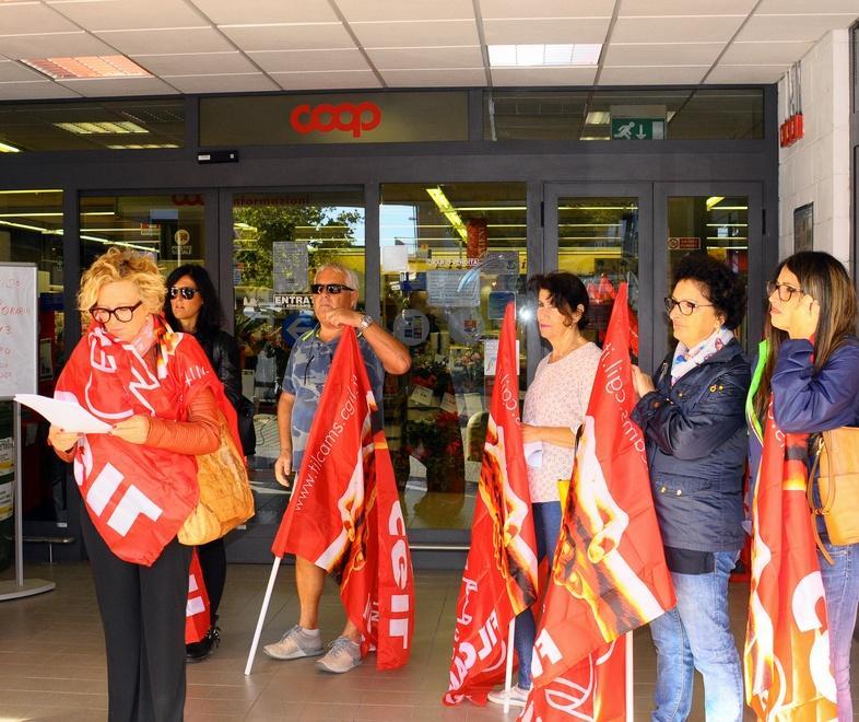 La manifestazione davanti alla Coop di Scarlino