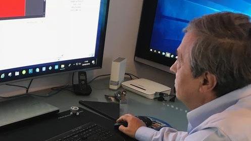 Giorgio Mendella nel suo studio dove c’è il quartier generale della nuova tv