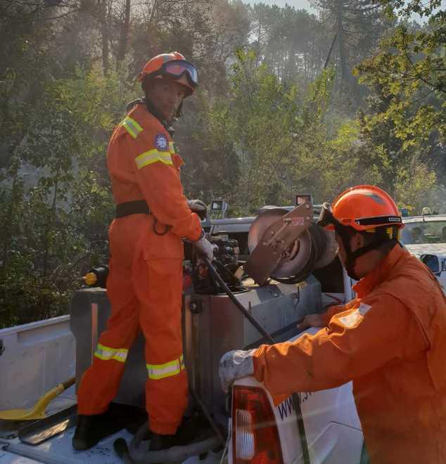 Inferno Monte Serra, il racconto del volontario: «Alle mie figlie spiego che papà lotta contro il drago del male» 